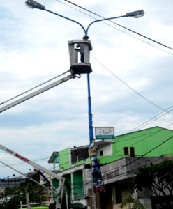 ganti-bola-lampu-jalan-070912-248x300.jpg