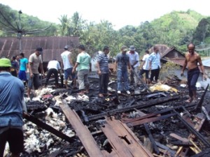 rumah-terbakar-di-Usor-Tolang-020912-300x225.jpg