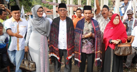 Pasangan Yusuf-Imron bersama istri saat tiba di Tamiang, Kotanopan