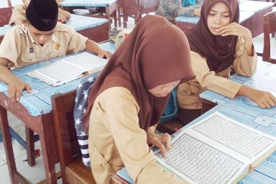 Pelajar SMA Negeri 3 serius membaca Al-Quran