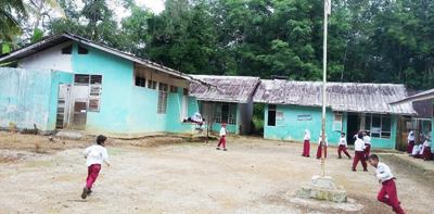 Sejumlah murid bergembira di halaman SDN 166 Purba Lama. Para orangtua mendesak pemerintah daerah melakukan rehabilitasi gedung sekolah itu.
