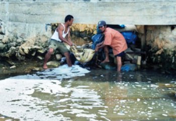 Bau Busuk Terus Tercium Warga Tutup Parit Aliran Limbah PT Toba Surimi
