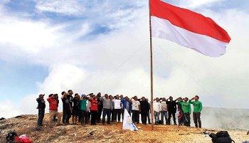 Merah Putih Berkibar di Puncak Sorik Marapi