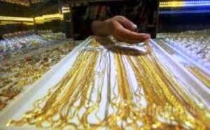 Polisi Kepung Persembunyian Perampok Toko Emas