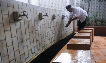 Terpesona Ajaran Wudhu, Pria Amerika Ini Akhirnya Memeluk Islam