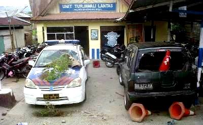 kantor satlantas dirusak massa