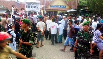 Oknum Polisi Berbuat Mesum, Massa Serbu Polsek