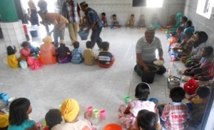 Tradisi Nazar Memberi Makan Yatim Usai Panen di Desa Huraba