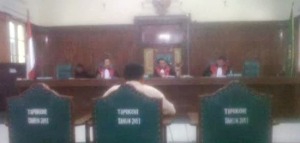 Tiga koruptor PLN disidang