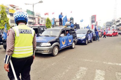 Warna-warni Karnaval Curi Perhatian Warga