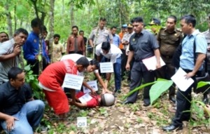 Rekontruksi Pembunuhan Jaringan Narkoba di Kecamatan Tambangan
