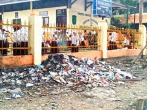 Sampah Menumpuk di Depan SDN 0102 Sibuhuan