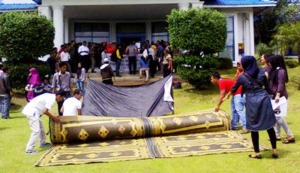 Demo CPNS Diwarnai Aksi Tabur Bunga dan Berkemah di Kantor Bupati Madina