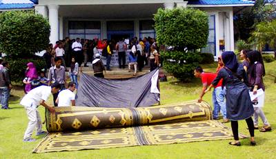 Demo CPNS Diwarnai Aksi Tabur Bunga dan Berkemah di Kantor Bupati Madina