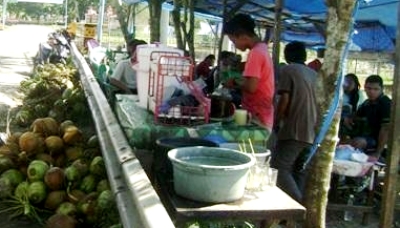 Minuman Air Kelapa Muda Kian Diminati Warga Panyabungan