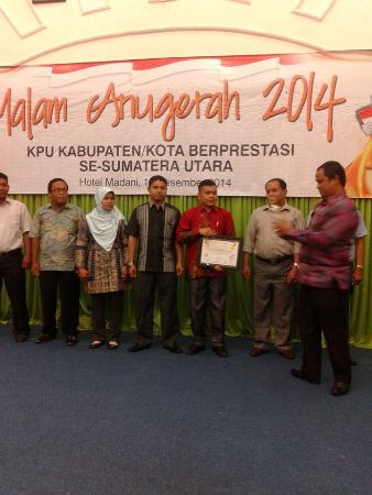 Ketua-KPU-Sumut-Mulia-Banurea-S.Ag_.-M.Si-menyerahkan-Piagam-Penghargaan-dan-tropy-kepada-KPU-Kabupaten-mandailing-Natal