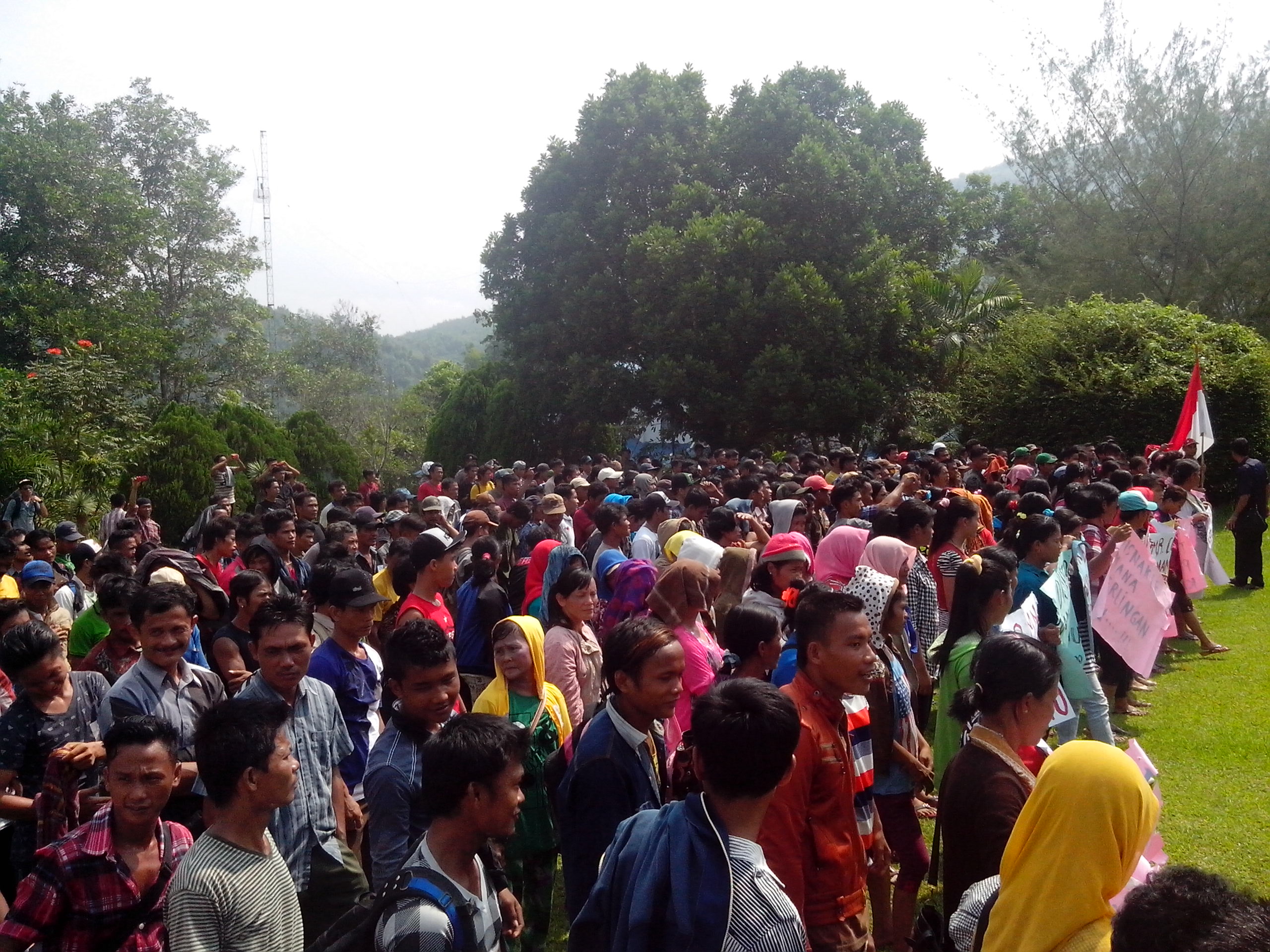 Karyawan PT RMM Unjuk Rasa di Halaman Kantor Bupati Madina