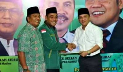 Ketua PKB Madina Faslah Siregar dan Ketua tim penjaringan Edi Anwar menerima naskah pendaftaran dari Ivan Batubara