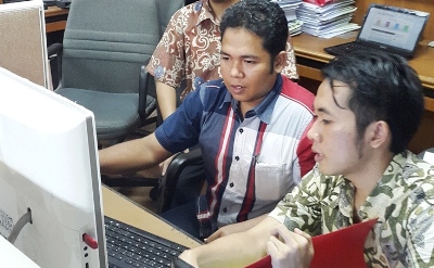 Tiga staf mengoperasionalkan data SIPO