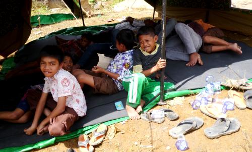 Terpaksa Tinggal di Bawah Tenda Darurat