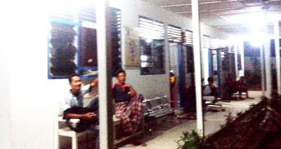 Dua orang petugas sedang berjaga malam di Puskesmas Gunung Baringin