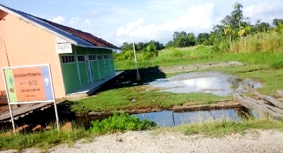 Gedung SDN 380 Kunkun yang berhalaman becek
