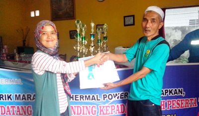 Khoirunnisa Lubis mewakili kordinator  CDCR PT.SMGP menyerahkan bantuan kepada Wakil  Ketua PBSI Madina, Muhammad Khoiruddin