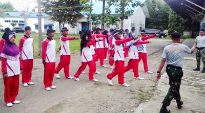 Annggota Paskibra Madina menjalani latihan