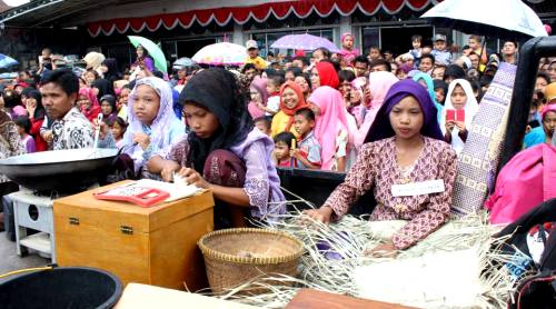 Mambayu dan marmasak di HUT RI Panyabungan
