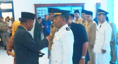 Sekda Madina Syafei Lubis menyematkan pin kepada salah satu pejabat yang dilantik