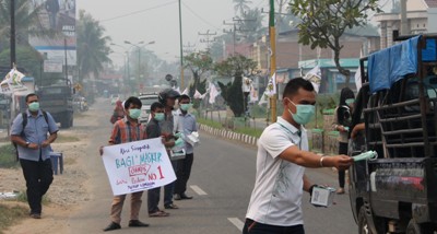 Relawan Yusuf-Imron ketika membagikan masker