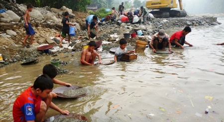 Hidup Sulit Akibat Harga Karet Murah, Anak-Anak Ikut Mendulang Emas