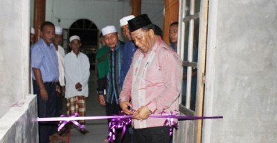 Bupati Madina Dahlan Hasan Nasution menggunting pita peresmian air bersih di Muara Batang Angkola