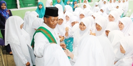 Bupati Madina Dahlan Hasan disalami para santriwati Mustofawiyah Purba Baru