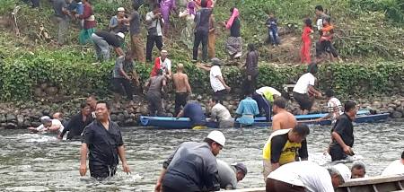 Bupati Madina Dahlan Hasan gotong royong bersama warga sulang aling mengumpul batu untuk rambin