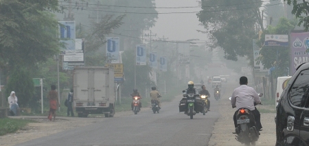 Lalulintas di Jl.Willem Iskander, Dalan Lidang, Panyabungan yang diselimuti asap pekat 26 Okt 2015