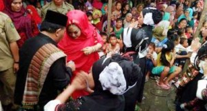 Bupati Dahlan Hasan bersama istri saat menortor bersama dengan penari tortor di Simangambat