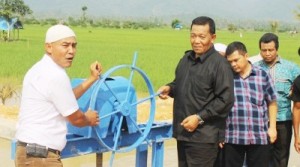 Bupati Madina Dahlan Hasan usai meresmikan pintu air di Desa Sihepeng, Siabu