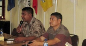 Fadhillah Syarief memegang mikrofon