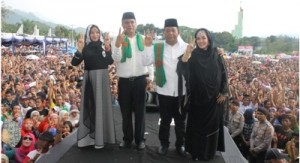 Pasangan Dahla-Sukhairi bersama istri di kampanye akbar, Sabtu 28 November 2015