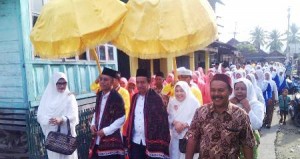 Pasangan Yusuf-Imron saat diarak di Pidoli Lombang