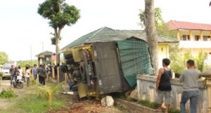 Truk yang menabrak pagar Akbid Madina Husada