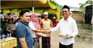 Yusuf Nasution memberikan bingkisan kepada Guru di Lumban Dolok