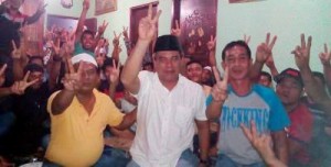 Jakfar Sukhairi bersama warga Panyabungan