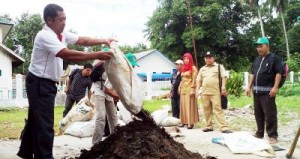 Parno dari KTNA Sumut menuangkan bahan pembuatan pupuk organik di Panyabungan Utara, Rabu