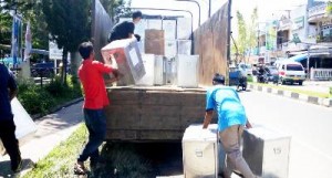 Sejumlah petugas dari KPU Madina memasukkan kotak suara ke dalam truk