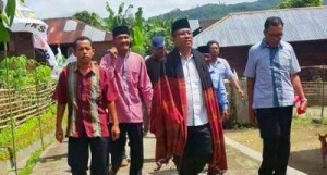 Yusuf Nasution memakai ulos saat tiba di Pakantan