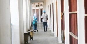Dua pelajar berjalan di koridor  lantai 2 ruko Pasar Kotanopan
