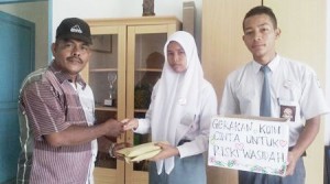 Kholil Azhari Nasution dan Rahmayana Nasution menyerahkan dana terkumpul kepada perwakilan panitia Graeakan Koin Cinta Untuk Rizky Wasiah, Fahrur Rozi
