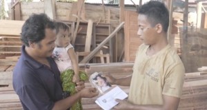 Rizky digendong ayahnya minta sumbangan warga